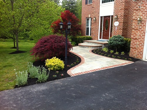 Residential Home Entrance Planting and Mulching
